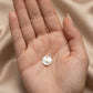 Dije medallón "Cloud" con inicial en dorado y concha madre blanca