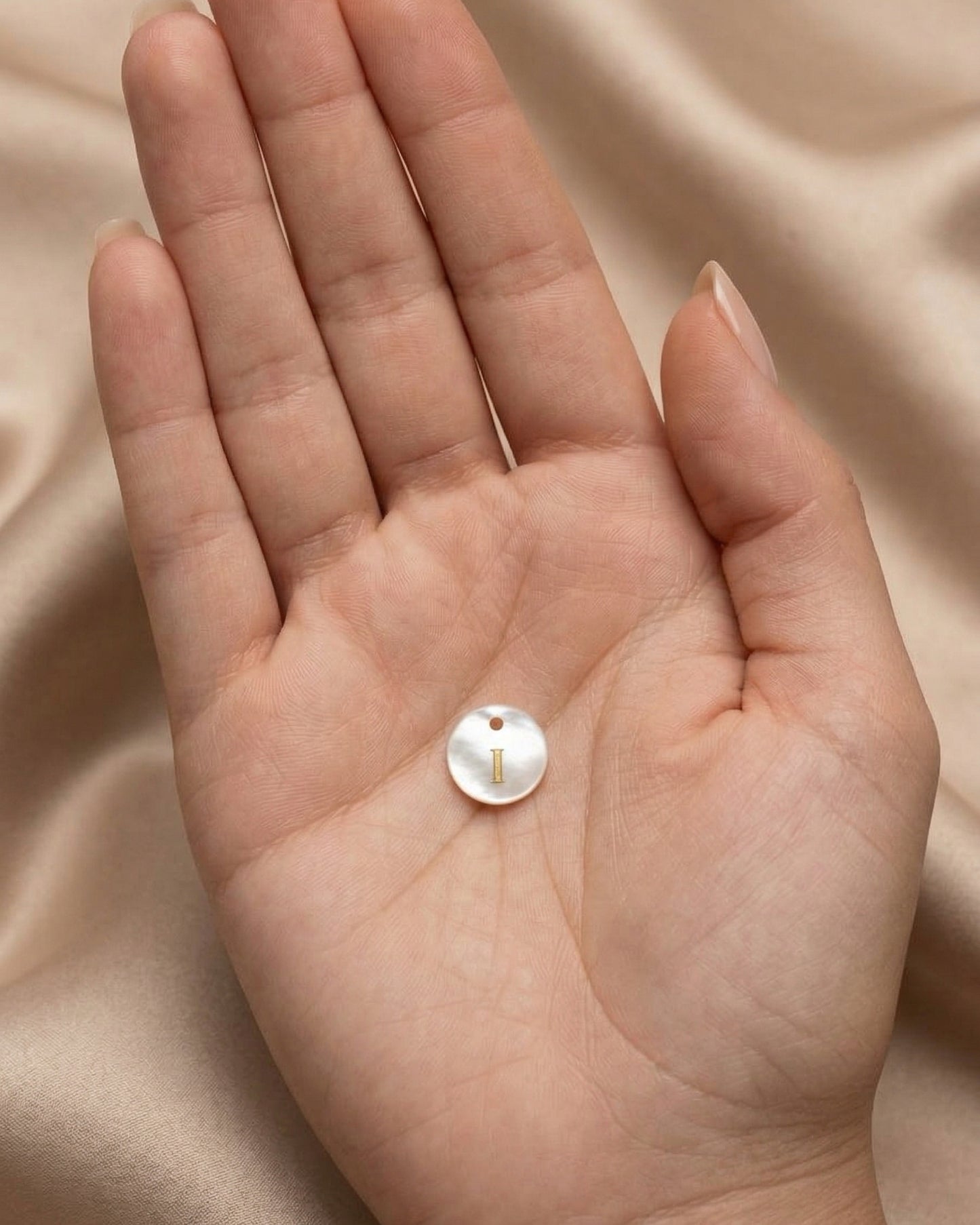 Dije medallón "Cloud" con inicial en dorado y concha madre blanca