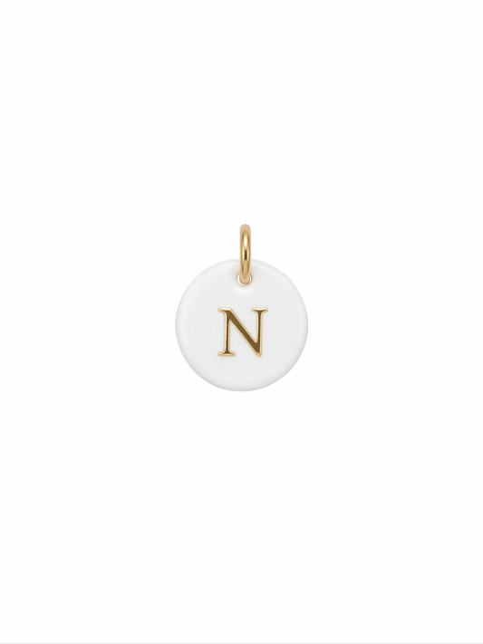 Dije medallón "Cloud" con inicial en dorado y concha madre blanca