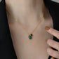Juego de collar y aretes con piedras en color verde