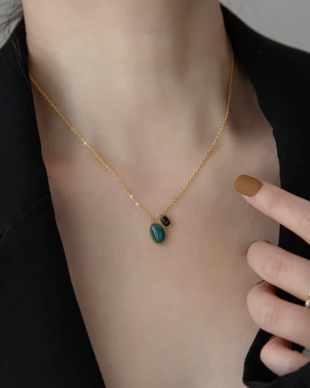 Juego de collar y aretes con piedras en color verde