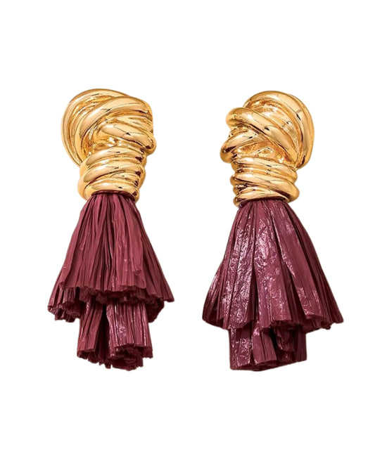 Aretes tipo studs, color vino y dorado