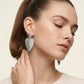 Aretes de hoja con textura lineal en relieve