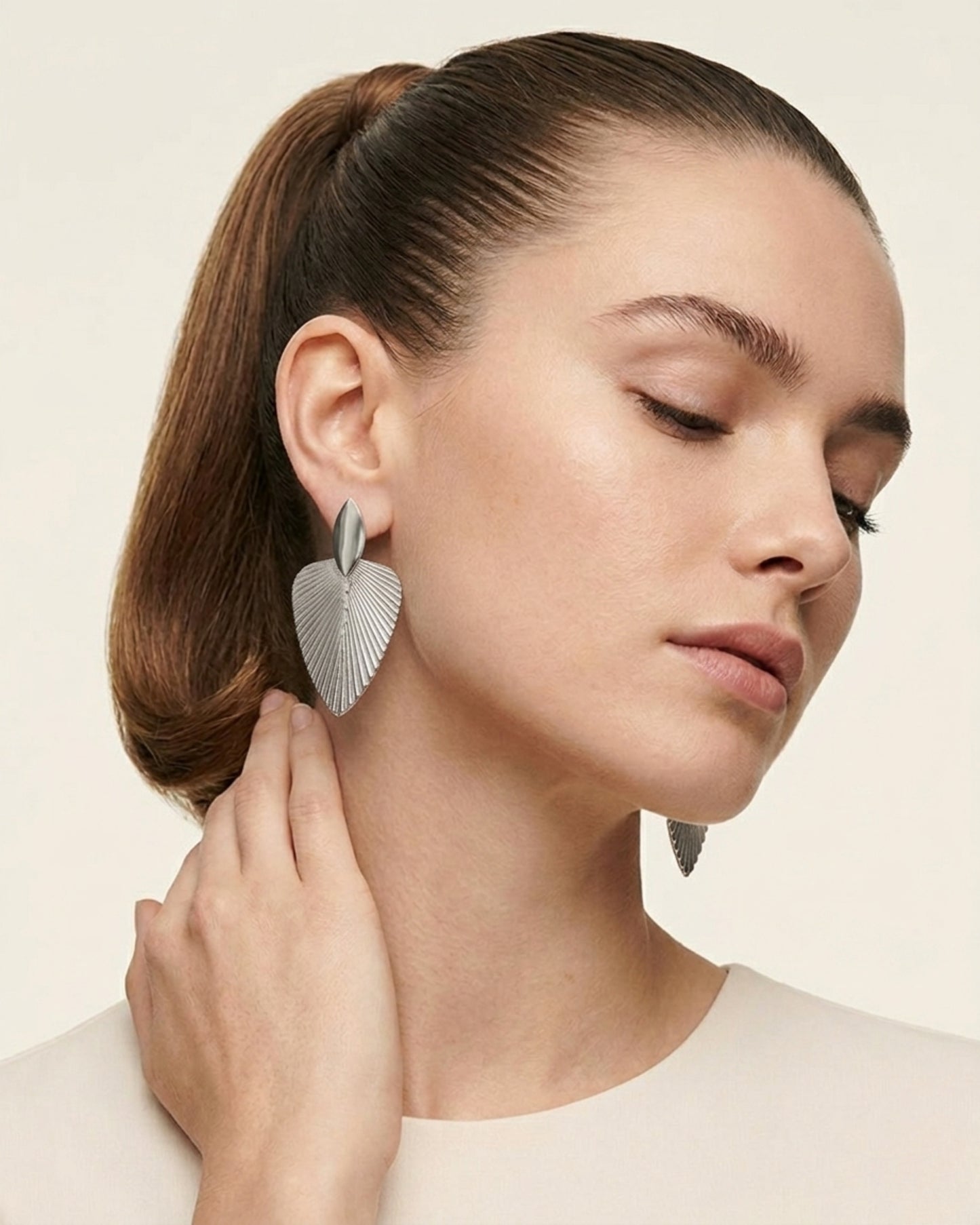 Aretes de hoja con textura lineal en relieve