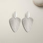 Aretes de hoja con textura lineal en relieve
