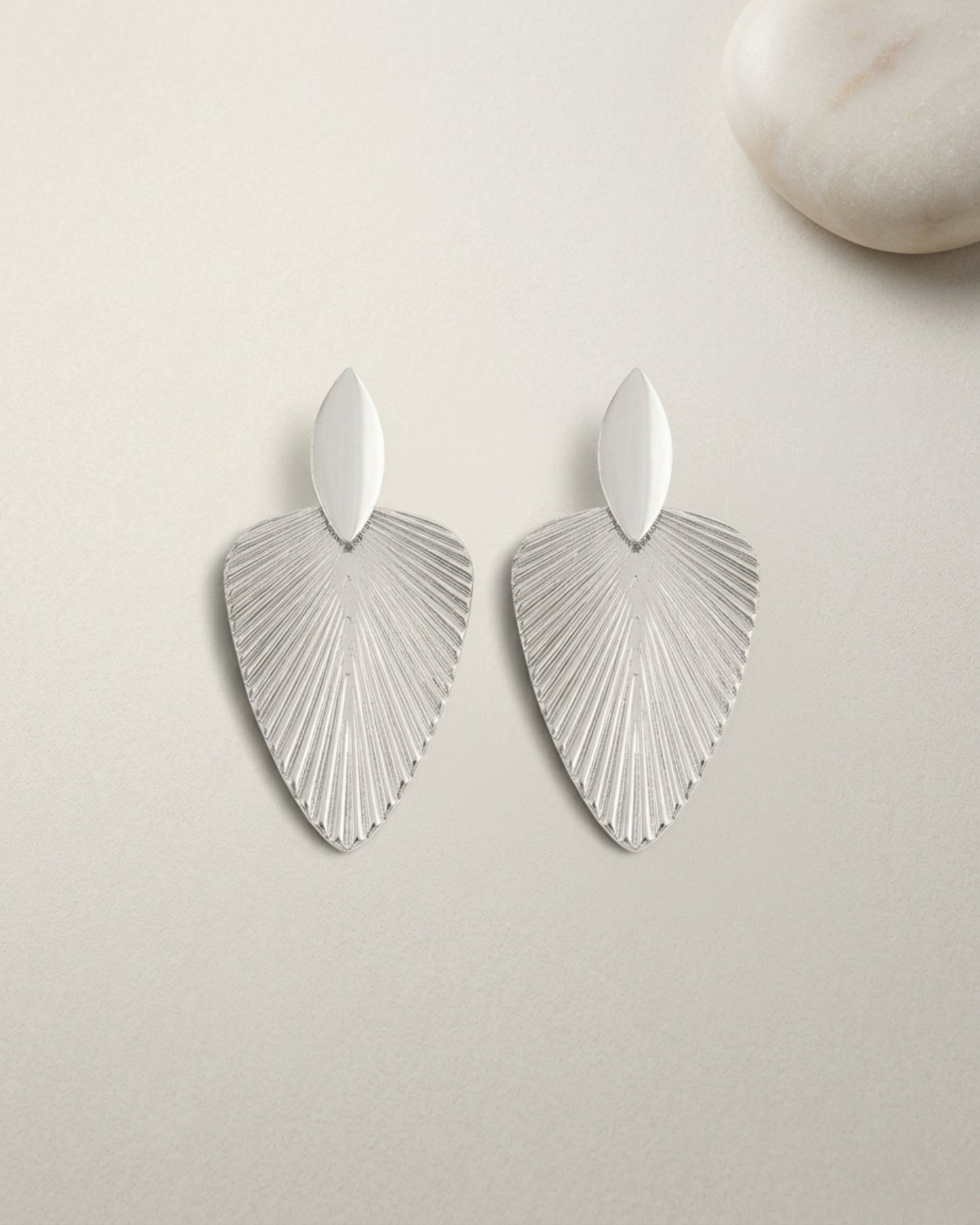 Aretes de hoja con textura lineal en relieve