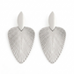 Aretes de hoja con textura lineal en relieve