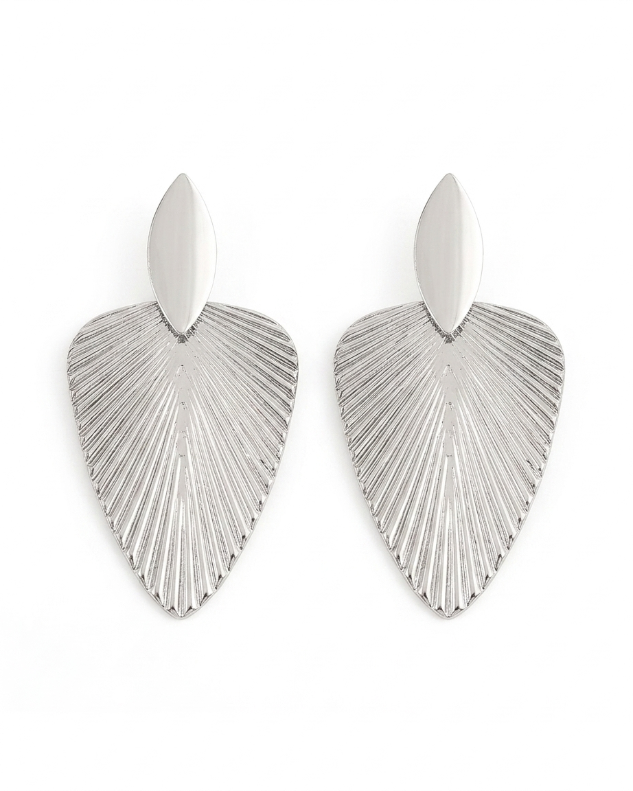 Aretes de hoja con textura lineal en relieve