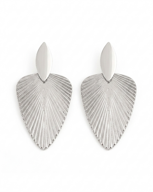 Aretes de hoja con textura lineal en relieve