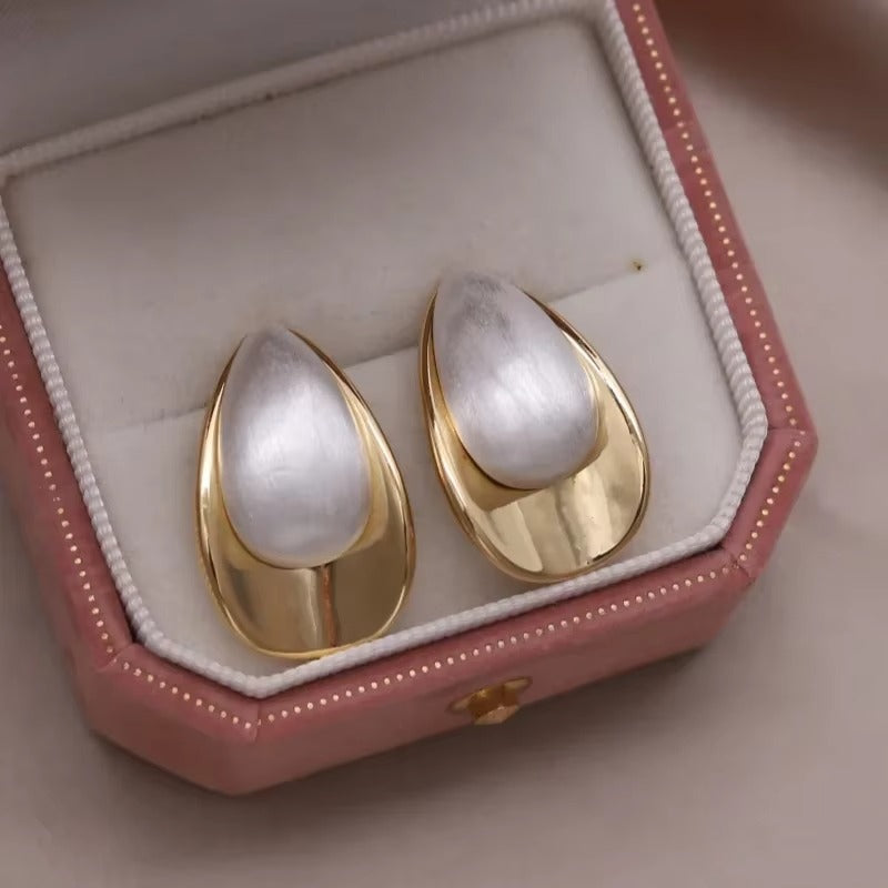 Arete bicolor de gota, de tipo studs.