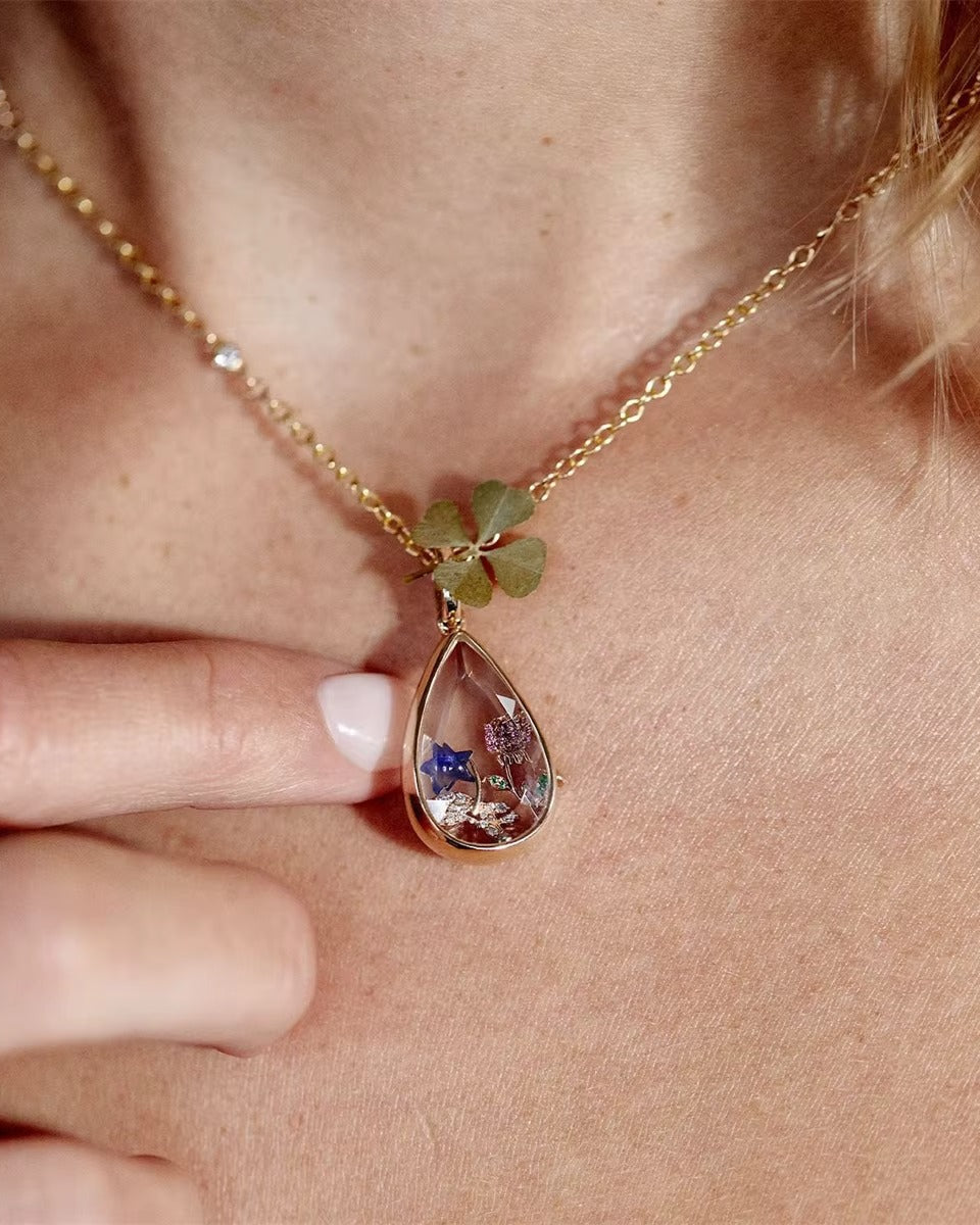 Amuleto en forma de gota de cristal