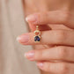 Dije de silueta de niño dorado con cuerpo de cristal azul zafiro