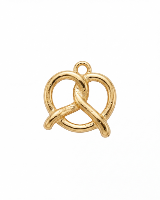 Dije en forma de pretzel en color dorado