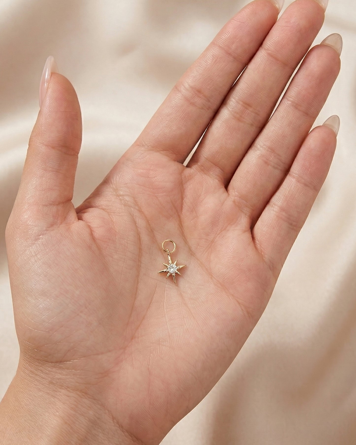 Dije de estrella del norte con cristal central en dorado