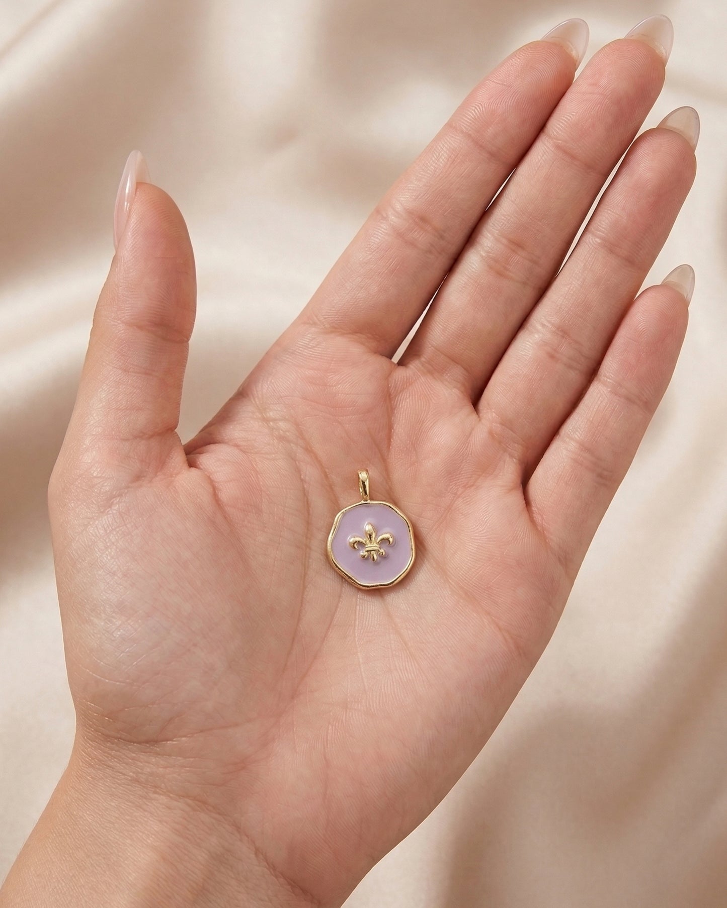 Dije de medalla color lila con relieve de abeja dorada