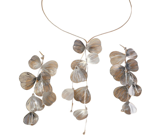 Juego de aretes y collar tipo drop, color plateado.