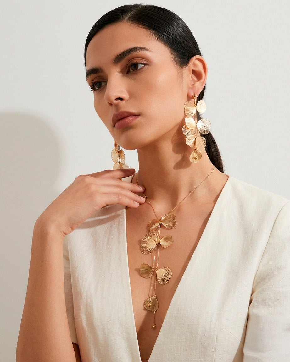 Set de collar y aretes golden bloom con textura lineal