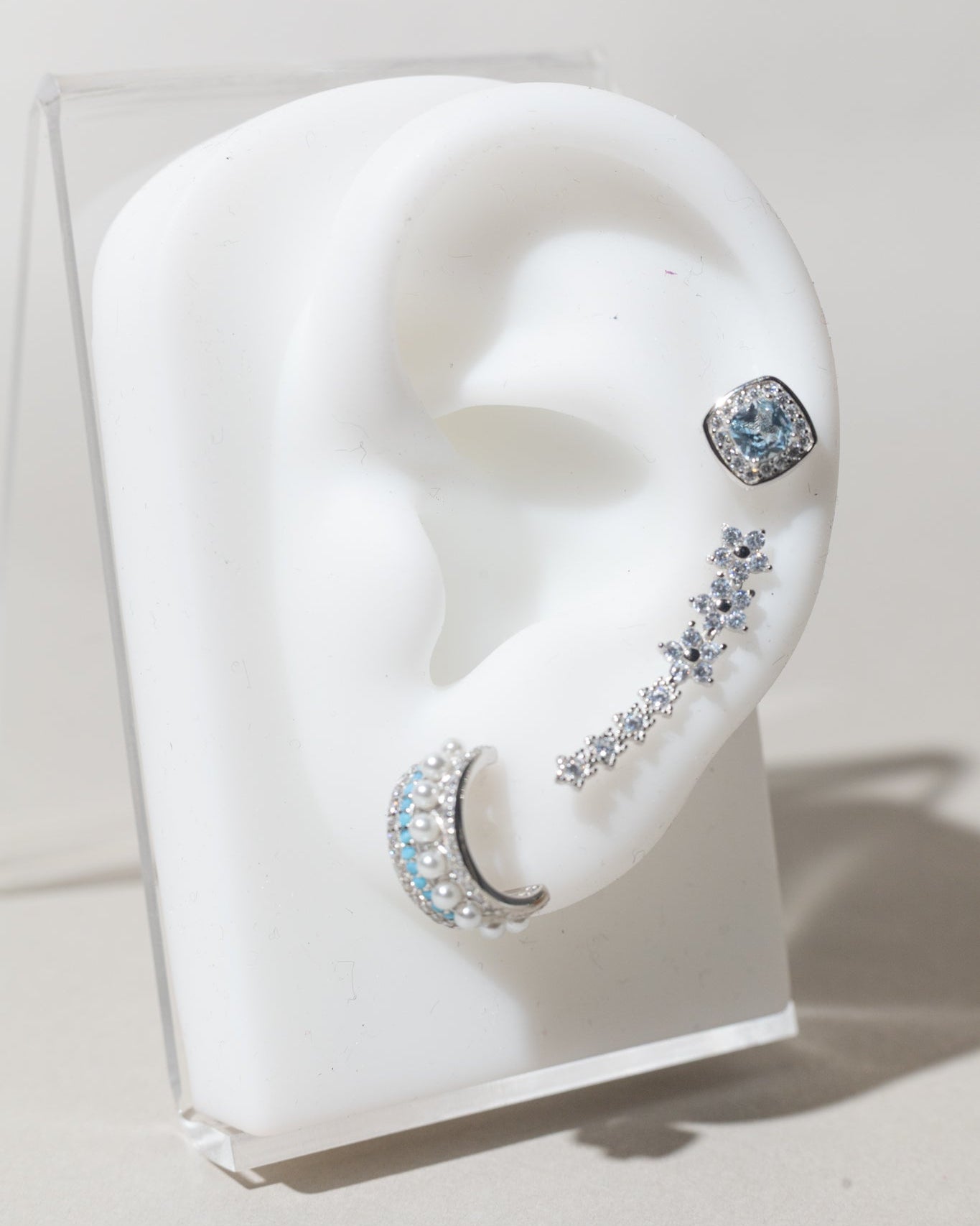 Broqueles cuadrados con cristal azul cielo y halo de micro-pavé