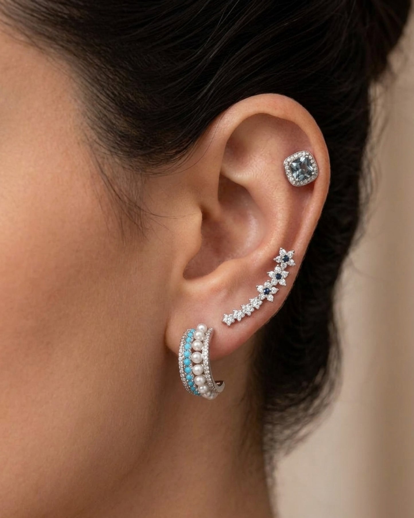Broqueles cuadrados con cristal azul cielo y halo de micro-pavé