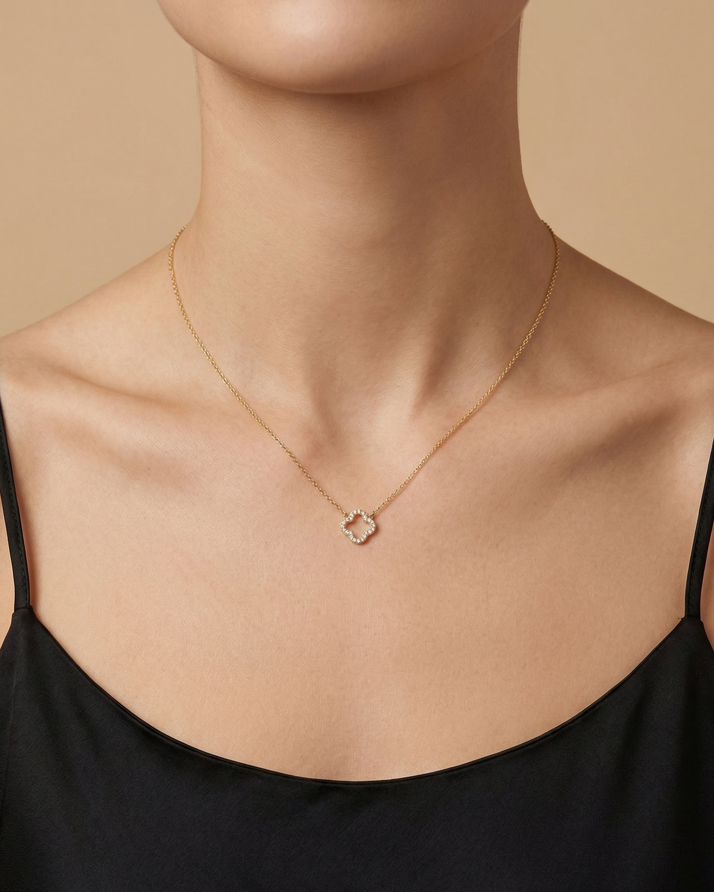 Collar dorado con trébol de cristales