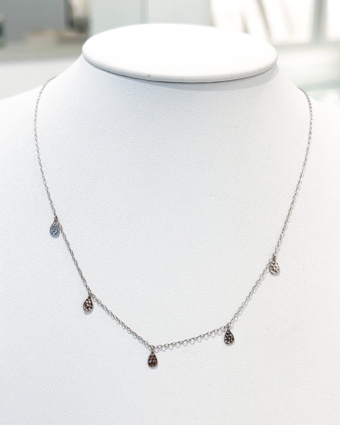 Collar de estaciones con gotas martilladas