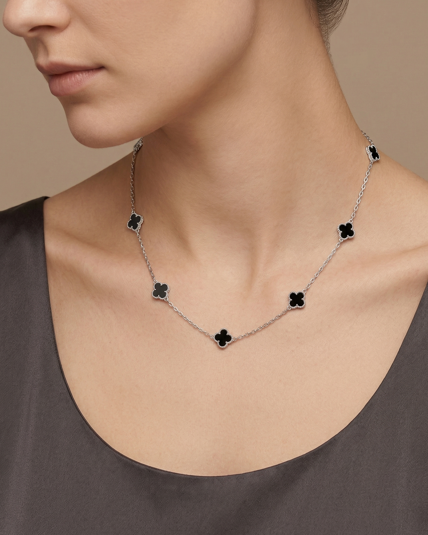 Collar de estaciones con tréboles de ónix negro