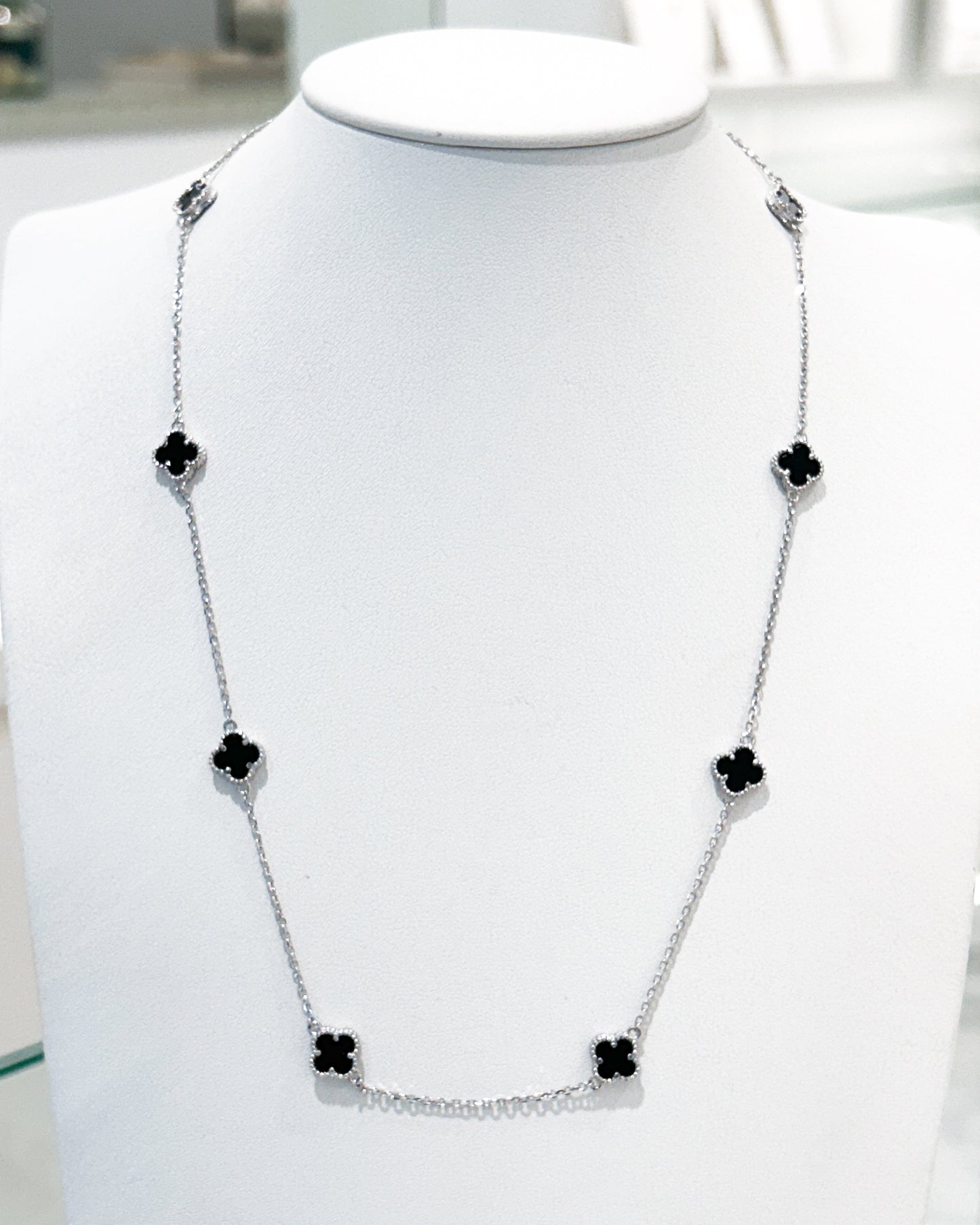 Collar de estaciones con tréboles de ónix negro