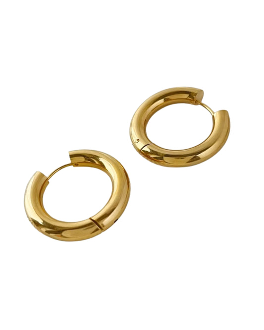 Aretes tipo huggies, color dorado