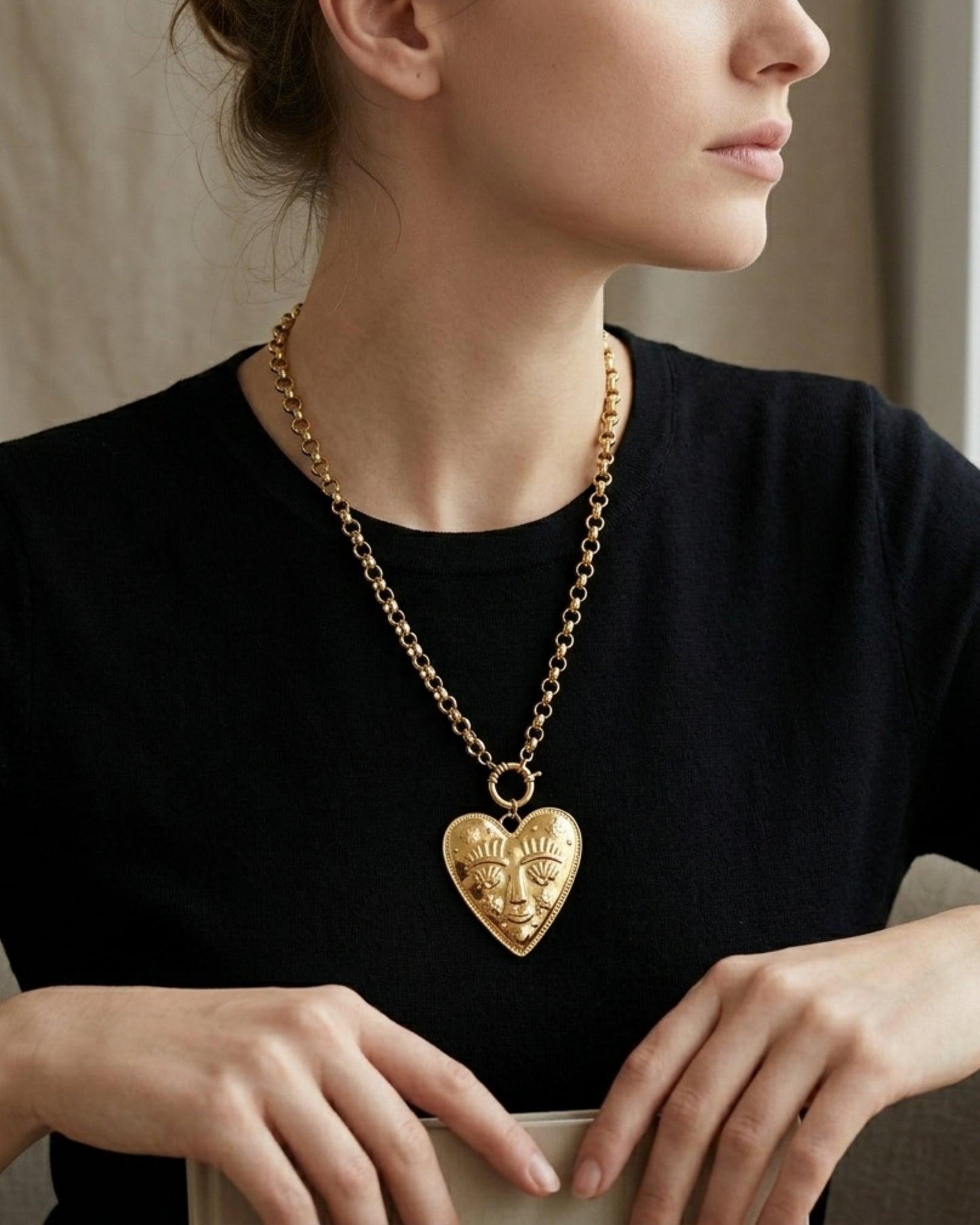 Collar dorado de acero inoxidable con dije en forma de corazon