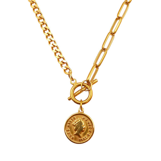 Collar que combina dos estilos de cadenas de eslabones, con un broche redondo, del cual cuelga un dije dorado con forma de moneda.