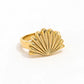 Anillo dorado con diseño de concha marina en relieve, de acabado pulido y silueta envolvente. Su estética escultural y moderna evoca la elegancia del océano, convirtiéndolo en una pieza statement ideal para destacar en cualquier look.
Material: Acero inoxidable con chapa dorada