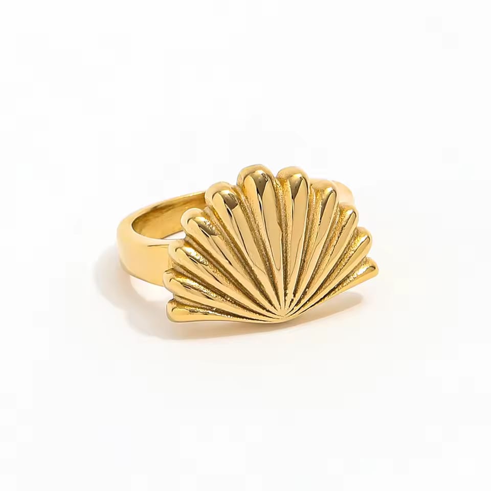 Anillo dorado con diseño de concha marina en relieve, de acabado pulido y silueta envolvente. Su estética escultural y moderna evoca la elegancia del océano, convirtiéndolo en una pieza statement ideal para destacar en cualquier look.
Material: Acero inoxidable con chapa dorada