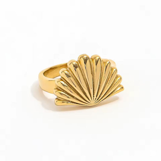 Anillo dorado con diseño de concha marina en relieve, de acabado pulido y silueta envolvente. Su estética escultural y moderna evoca la elegancia del océano, convirtiéndolo en una pieza statement ideal para destacar en cualquier look.
Material: Acero inoxidable con chapa dorada