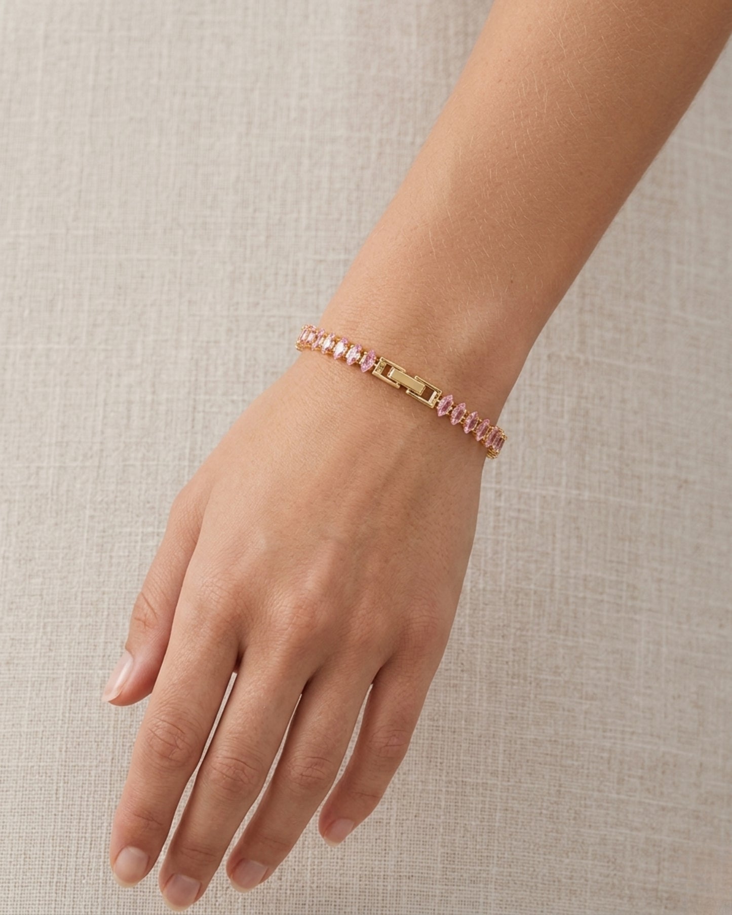 Pulsera tipo tennis con cristales marquesa en tono rosa