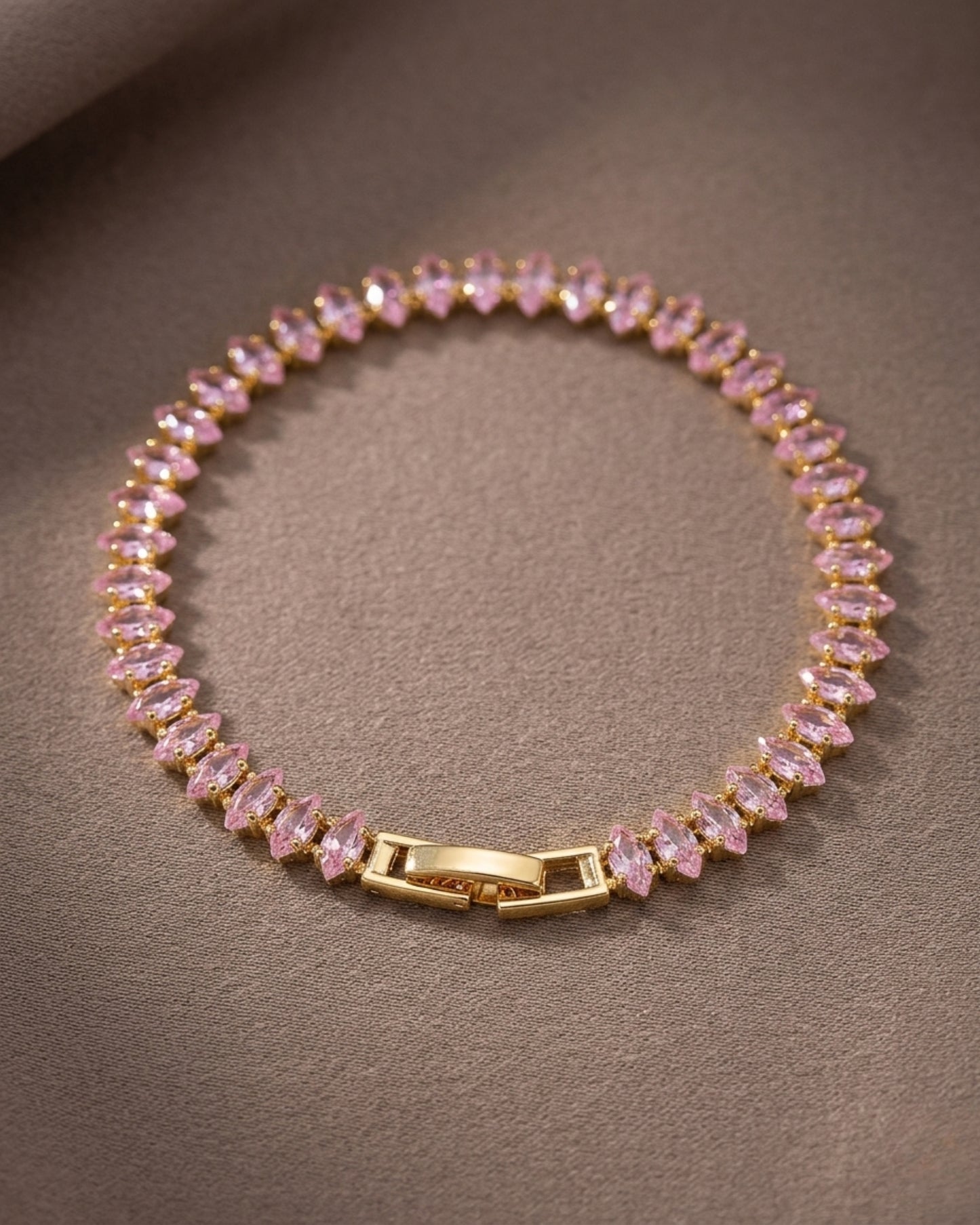Pulsera tipo tennis con cristales marquesa en tono rosa