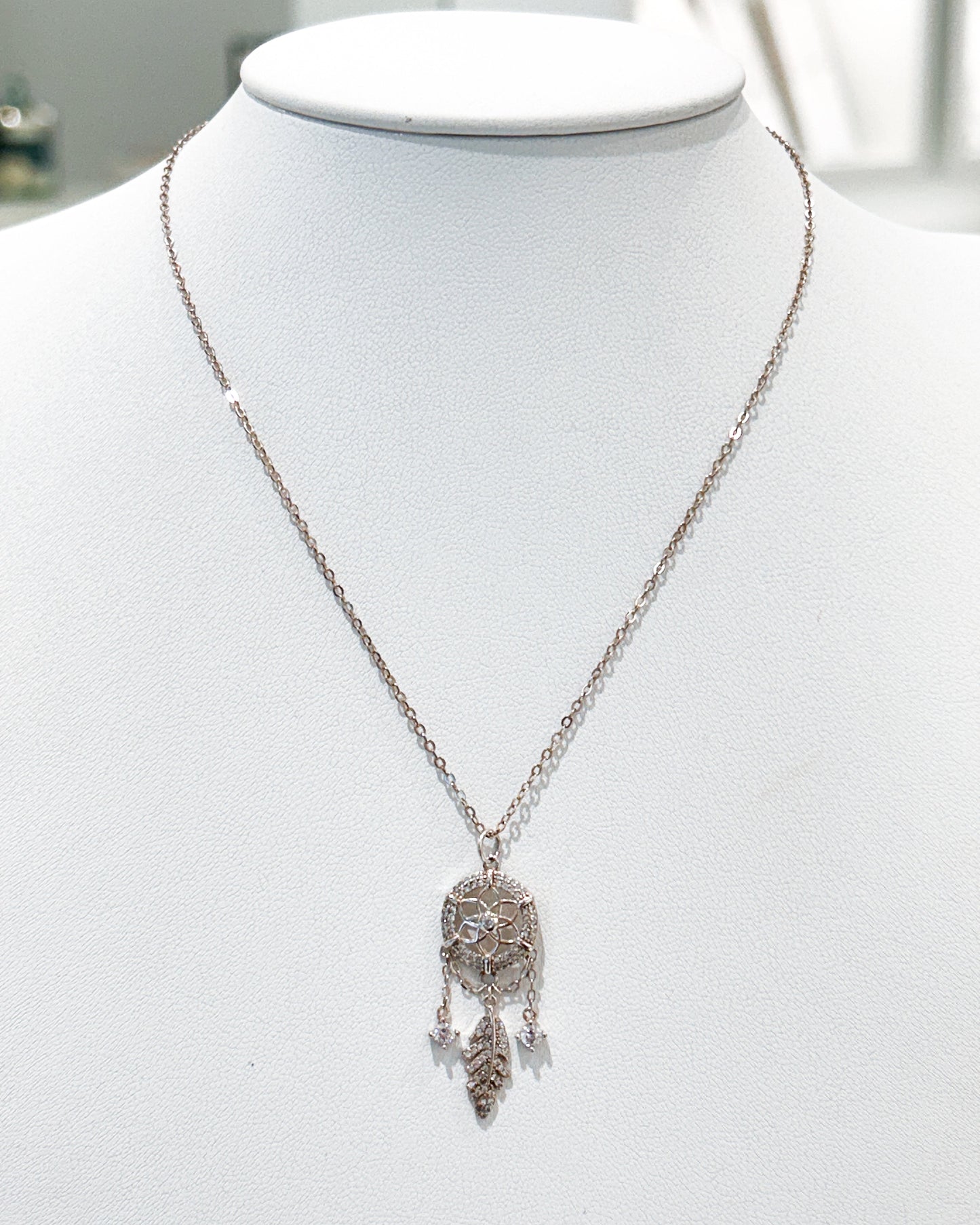 Collar de atrapasueños místico con cristales y pluma