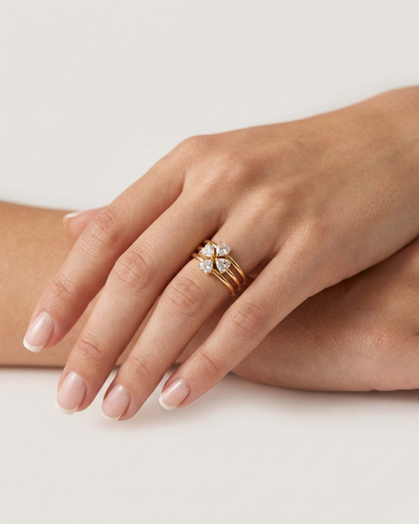 Anillo multicapa con trébol de cristales en corte corazón