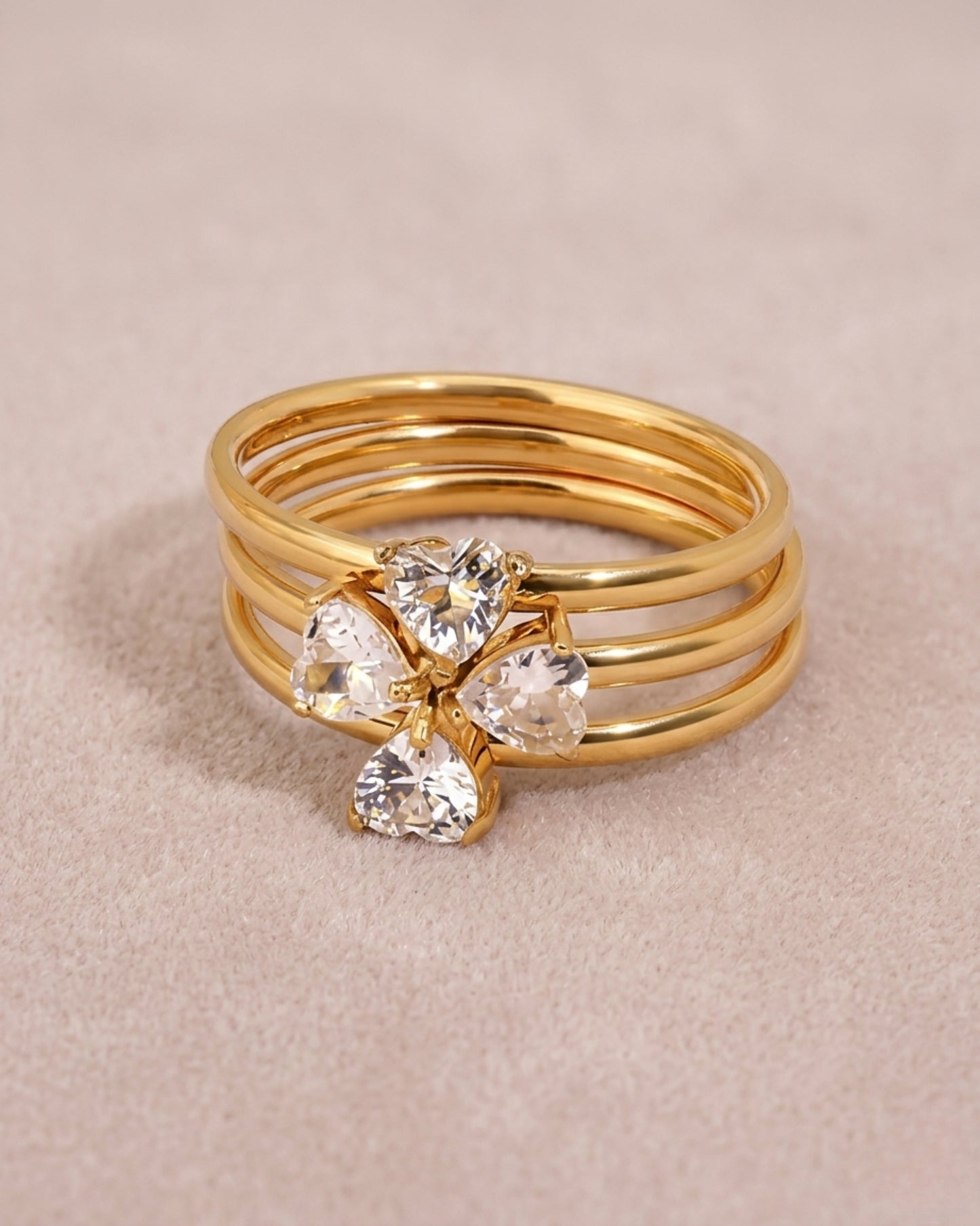 Anillo multicapa con trébol de cristales en corte corazón