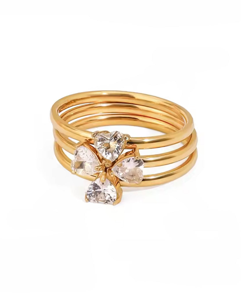 Anillo multicapa con trébol de cristales en corte corazón
