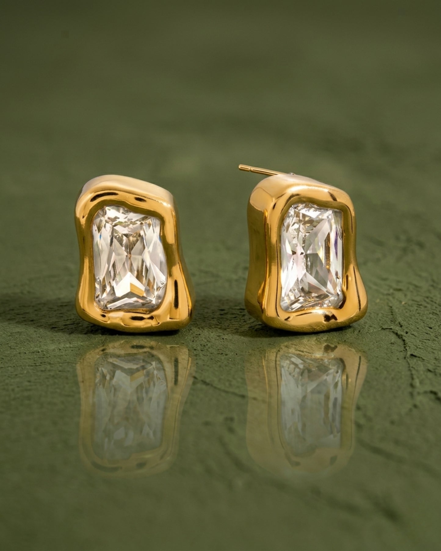 Aretes de marco dorado con zirconia en corte esmeralda
