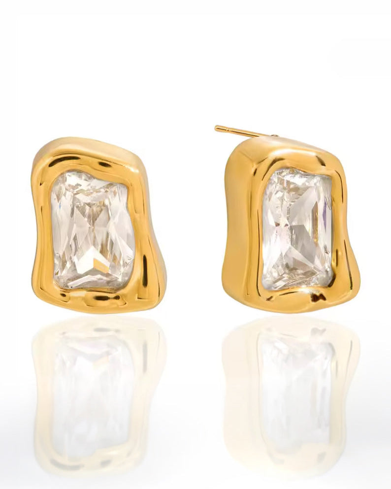 Aretes de marco dorado con zirconia en corte esmeralda