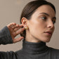 Aretes tipo studs de corazón con textura acanalada y cristales