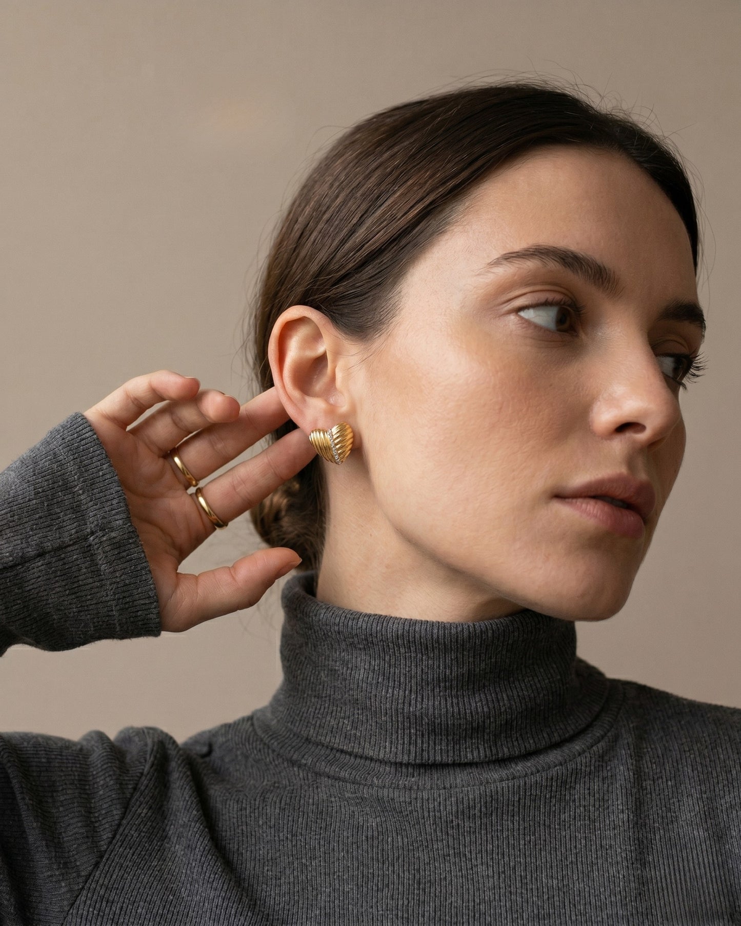 Aretes tipo studs de corazón con textura acanalada y cristales