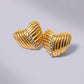 Aretes tipo studs de corazón con textura acanalada y cristales