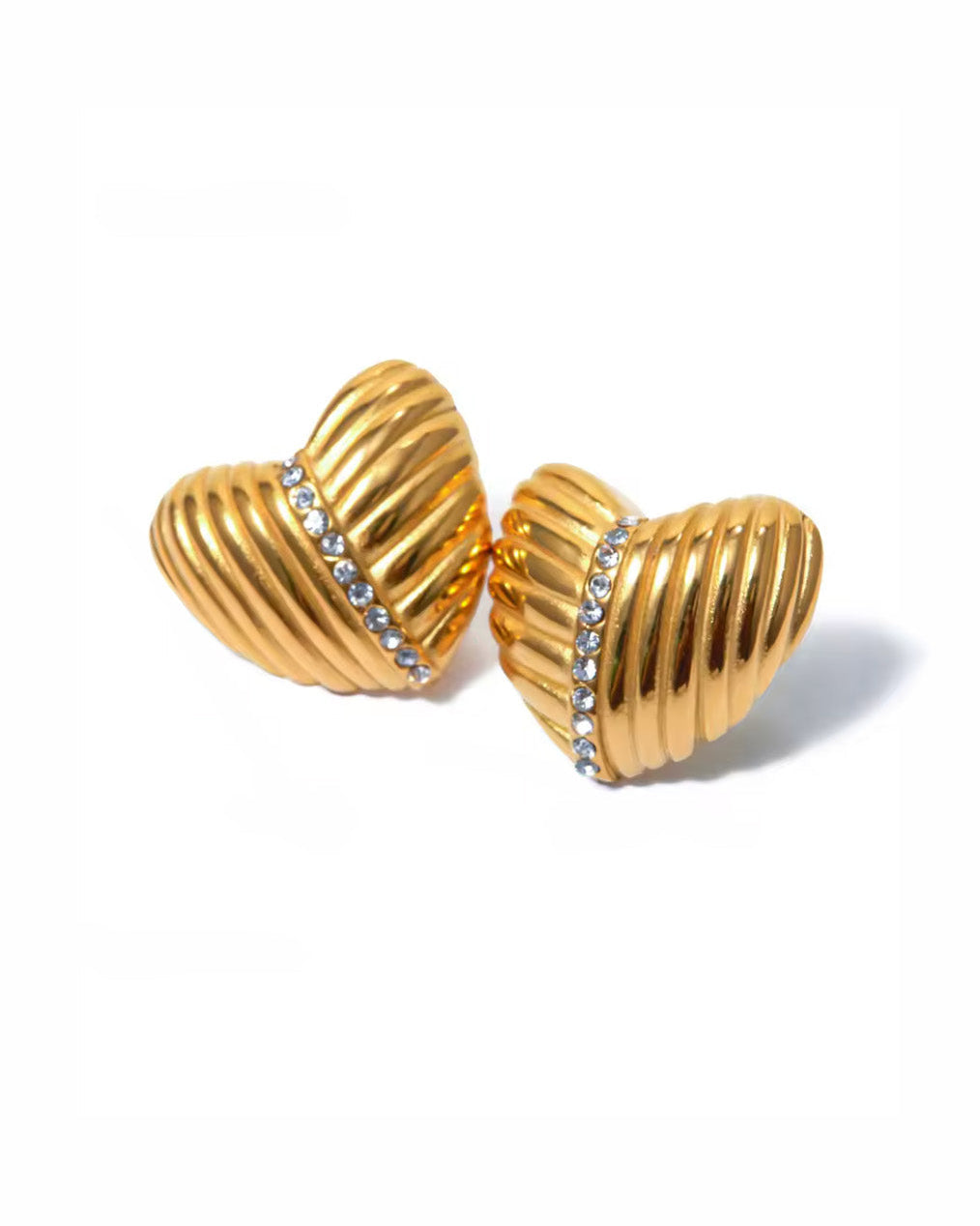 Aretes tipo studs de corazón con textura acanalada y cristales