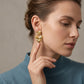 Aretes doble corazón con textura en relieve