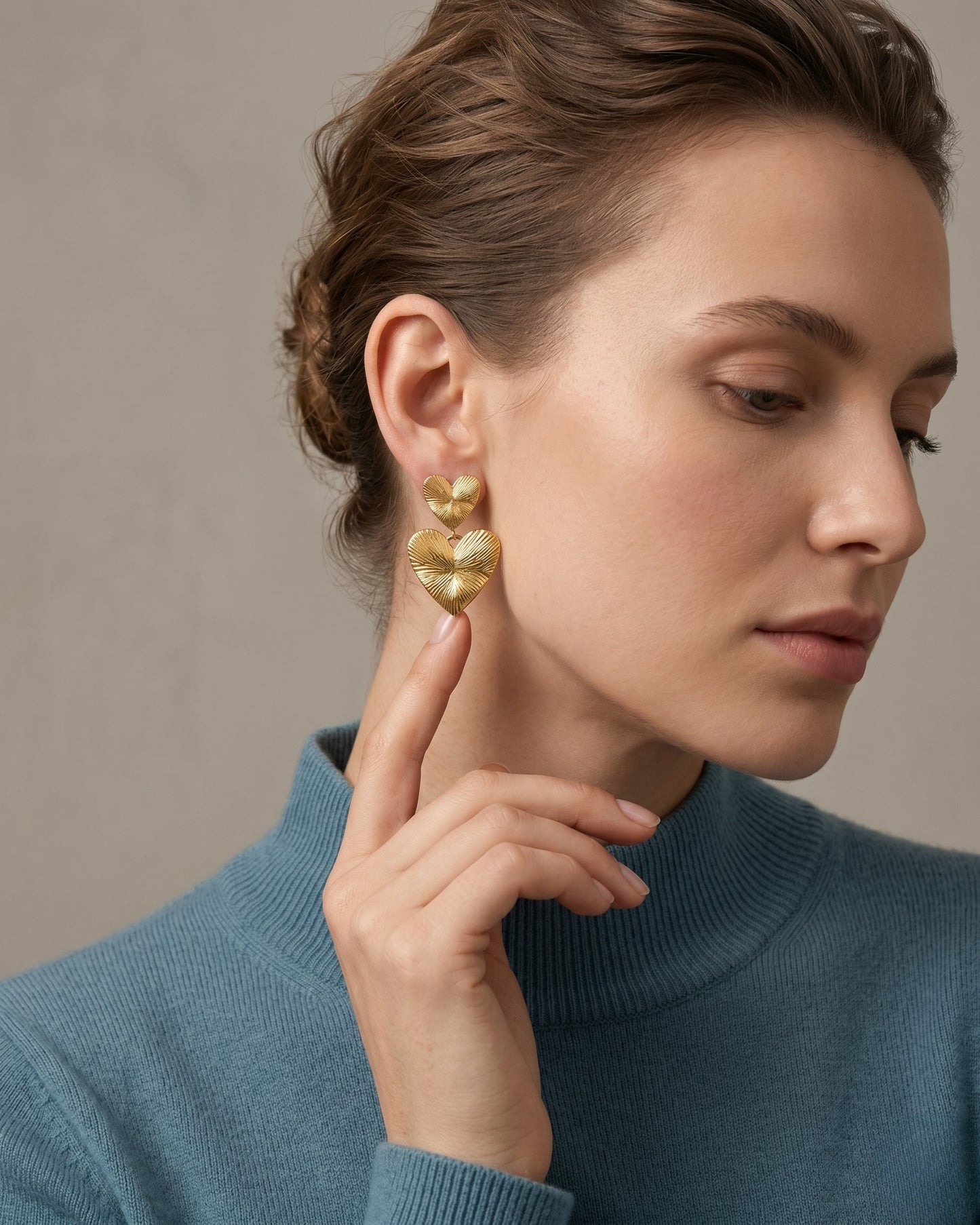 Aretes doble corazón con textura en relieve