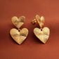 Aretes doble corazón con textura en relieve