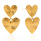 Aretes doble corazón con textura en relieve