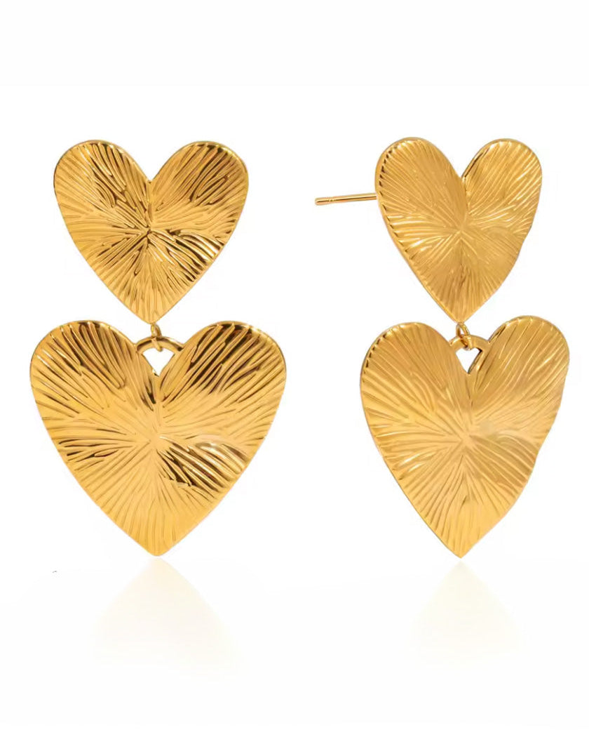Aretes doble corazón con textura en relieve